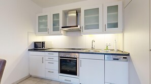 Kühlschrank, Mikrowelle, Ofen, Geschirrspüler