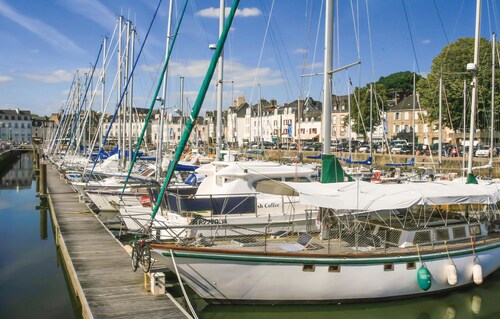 Lovely home in Cadouarn with WiFi