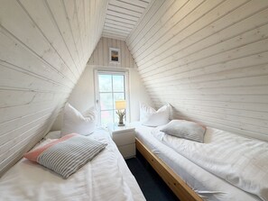 2 bedrooms, travel cot, WiFi