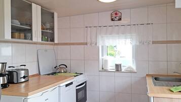 Kühlschrank, Mikrowelle, Ofen, Geschirrspüler