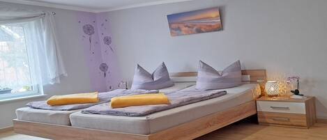 3 Schlafzimmer, Schreibtisch, Bettwäsche