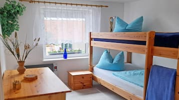 3 Schlafzimmer, Schreibtisch, Bettwäsche