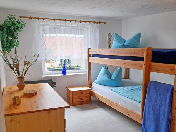 3 Schlafzimmer, Schreibtisch, Bettwäsche