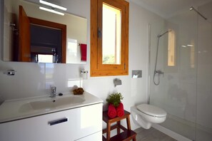 Dusche, Haartrockner, Handtücher, Seife