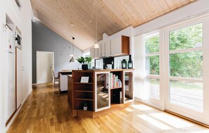 Kjøleskap, kokeplater, oppvaskmaskin og kaffetrakter/tekoker