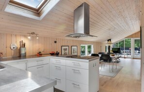 Fridge, dishwasher, coffee/tea maker - Nice home in ålbæk with WiFi (Ålbæk)