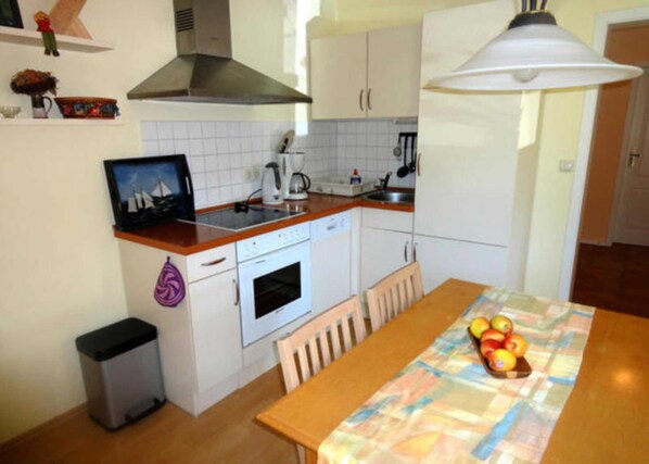 Fridge, oven, dishwasher, coffee/tea maker