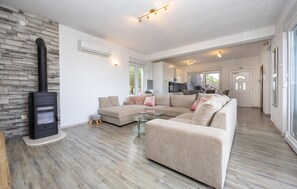 Smart TV, table tennis