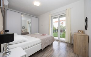 6 bedrooms, in-room safe, travel cot, free WiFi - Lovely home in Kastel Stafilic (Kastel Stafilic)