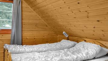 3 bedrooms, travel crib, free WiFi, bed sheets