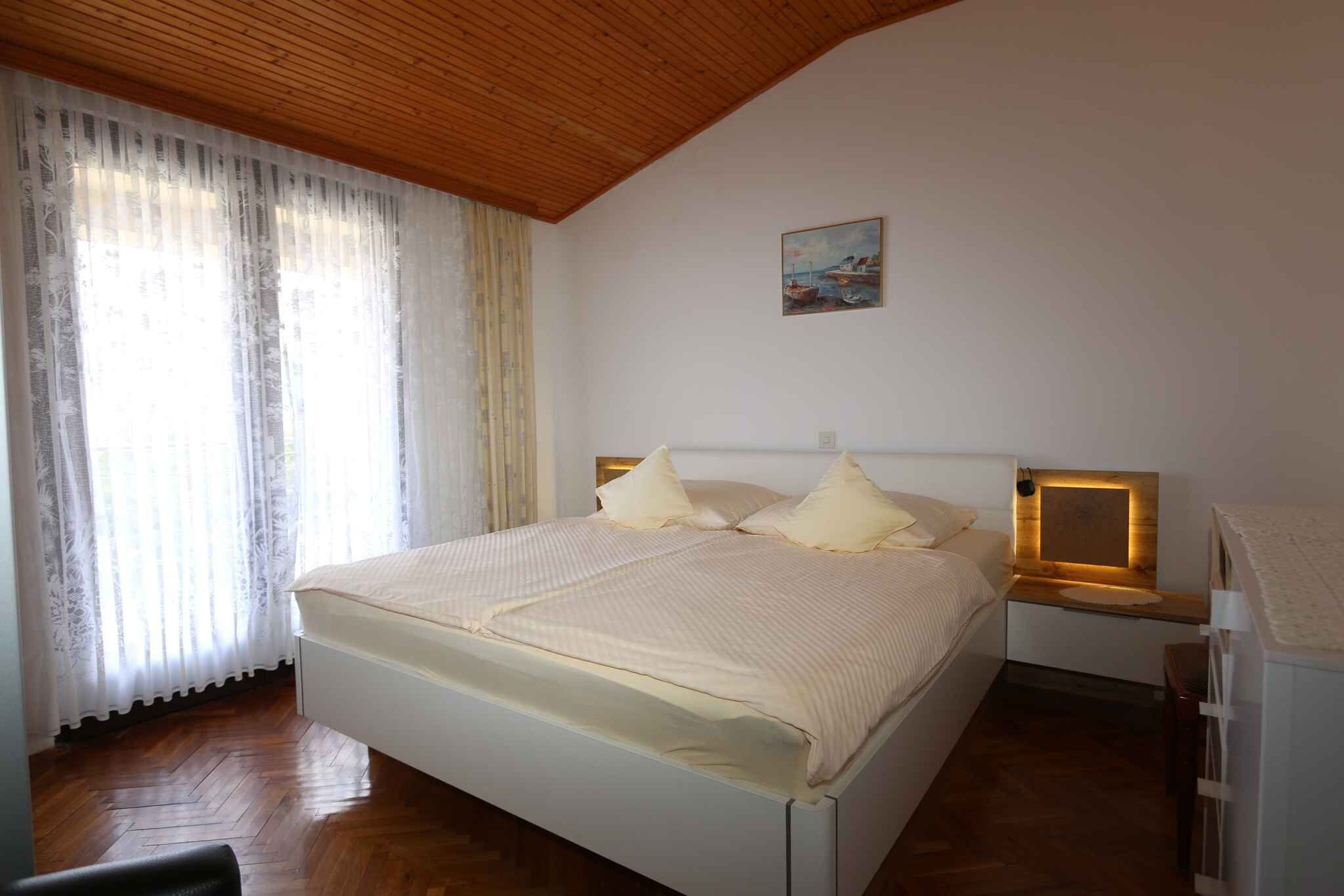 Une chambre à coucher avec un lit, des rideaux, un tableau et un plafond en bois.