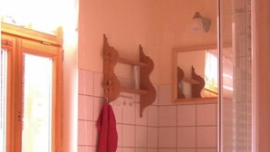 A bathroom with a window, a sink, and a mirror. - 2 bedroom cozy home in Dautphetal (Dautphetal)