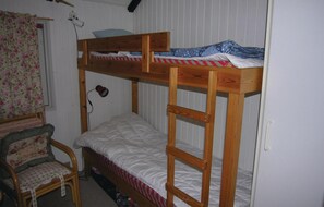 3 bedrooms, travel cot