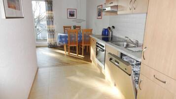 Kühlschrank, Ofen, Geschirrspüler, Wasserkocher mit Kaffee-/Teezubehör