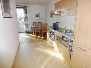 Réfrigérateur, un four, lave-vaisselle, cafetière-théière