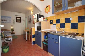Fridge, microwave, stovetop, coffee/tea maker - Studio with sea view (Šilo)