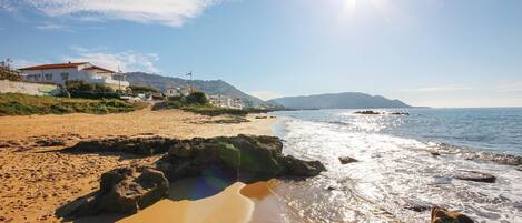 بالقرب من الشاطئ