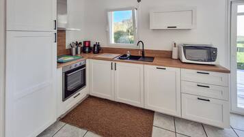 Réfrigérateur, four, lave-vaisselle, cafetière/bouilloire