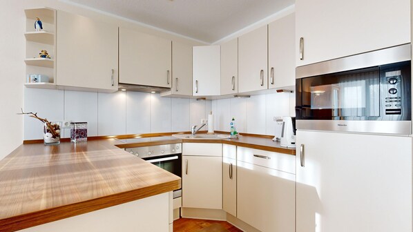 Kühlschrank, Mikrowelle, Ofen, Geschirrspüler