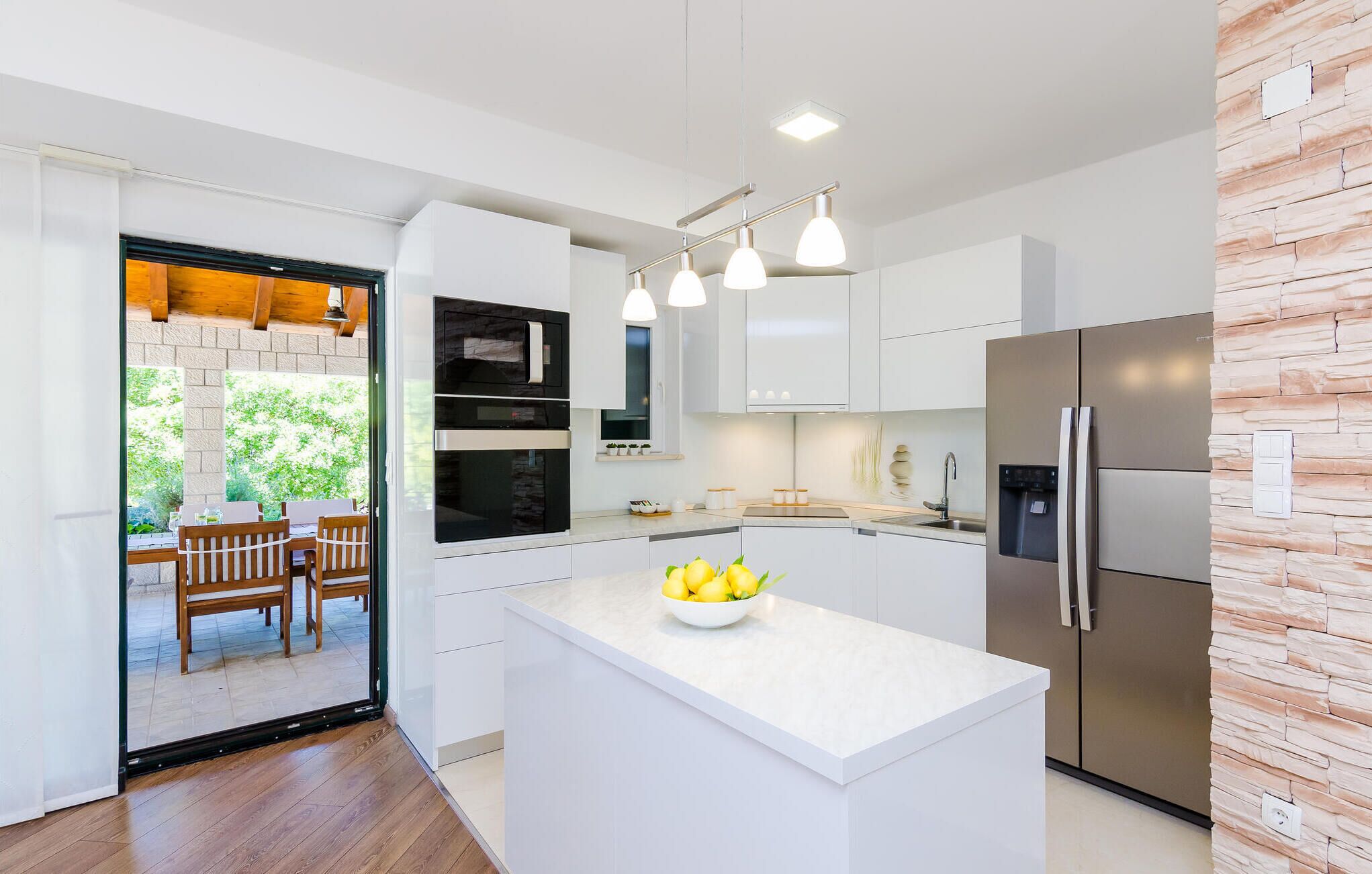 Geladeira, micro-ondas, cooktop, lava-louças