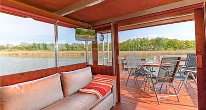 Cozy ship in Loitz with WiFi