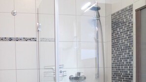 Dusche, Haartrockner, Handtücher, Seife