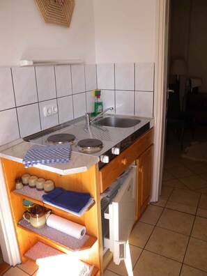 Réfrigérateur, plaque de cuisson, cafetiÚre/bouilloire