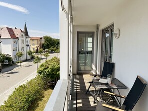 Outdoor dining - MR: Villa Annika Whg. 07 with south-facing balcony - Villa Annika Whg. 07 with south-facing balcony (Sellin)
