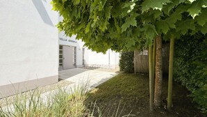 Un edificio chiamato "Villa Annika", con un vialetto lastricato che conduce all'ingresso.