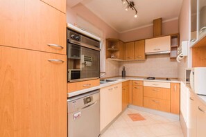 Køleskab, mikrobølgeovn, ovn, kogeplade