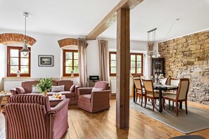 Unclassified image, 3 of 39, button