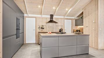 Jääkaappi, liesi, astianpesukone, kahvin-/teenkeitin