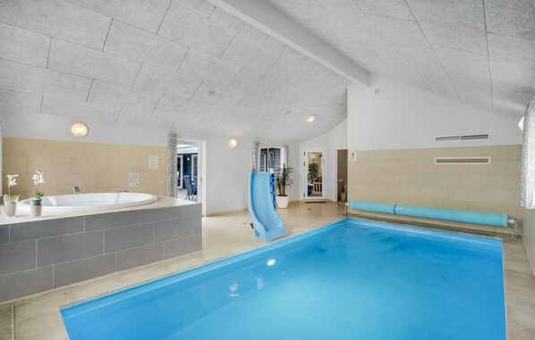 Indoor pool - Beach front home in Glesborg with sauna (Glesborg)