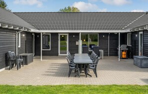 Outdoor dining - Beach front home in Glesborg with sauna (Glesborg)