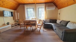 TV - Holiday home with air conditioning, near the beach (Siófok)