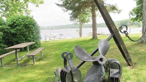 A grassy area with a picnic table and an anchor sculpture. - 2 bedroom beautiful home in åsensbruk (Åsensbruk)