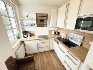 Køleskab, mikrobølgeovn, opvaskemaskine, kaffe-/temaskine