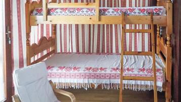 3 makuuhuonetta, vauvan matkasänky, Wi-Fi, vuodevaatteet