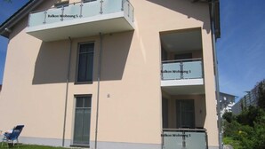 A building with three balconies labeled Balcony Wohnung 1, 3, and 5.