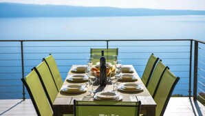 Mesa para cuatro con vista al mar.