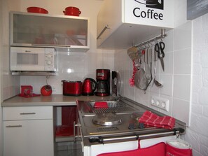 Kühlschrank, Mikrowelle, Wasserkocher mit Kaffee-/Teezubehör