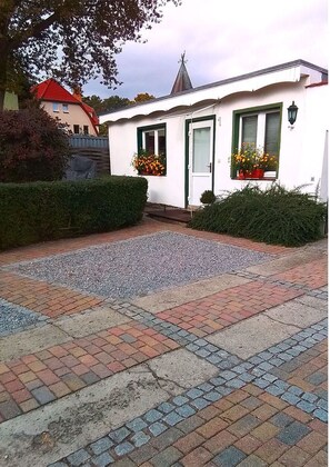 Unclassified image, 2 of 27, button