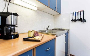 冷蔵庫、電子レンジ、コンロ、コーヒー / ティーメーカー