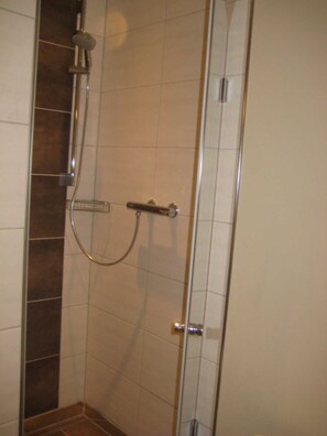 Douche, sèche-cheveux, serviettes fournies