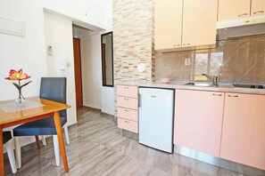 Dining - Holiday apartment with balcony and air conditioning (Baška)