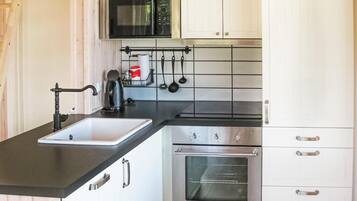 Køleskab, kogeplade, opvaskemaskine, kaffe-/temaskine