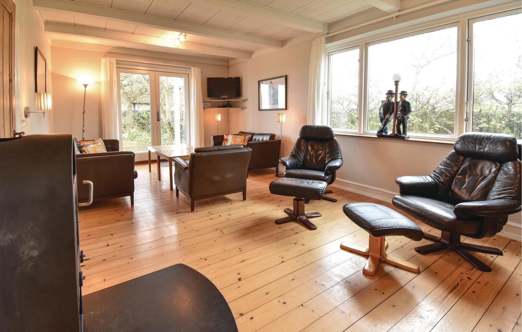 Televisie, een open haard, een dvd-speler en tafelvoetbal