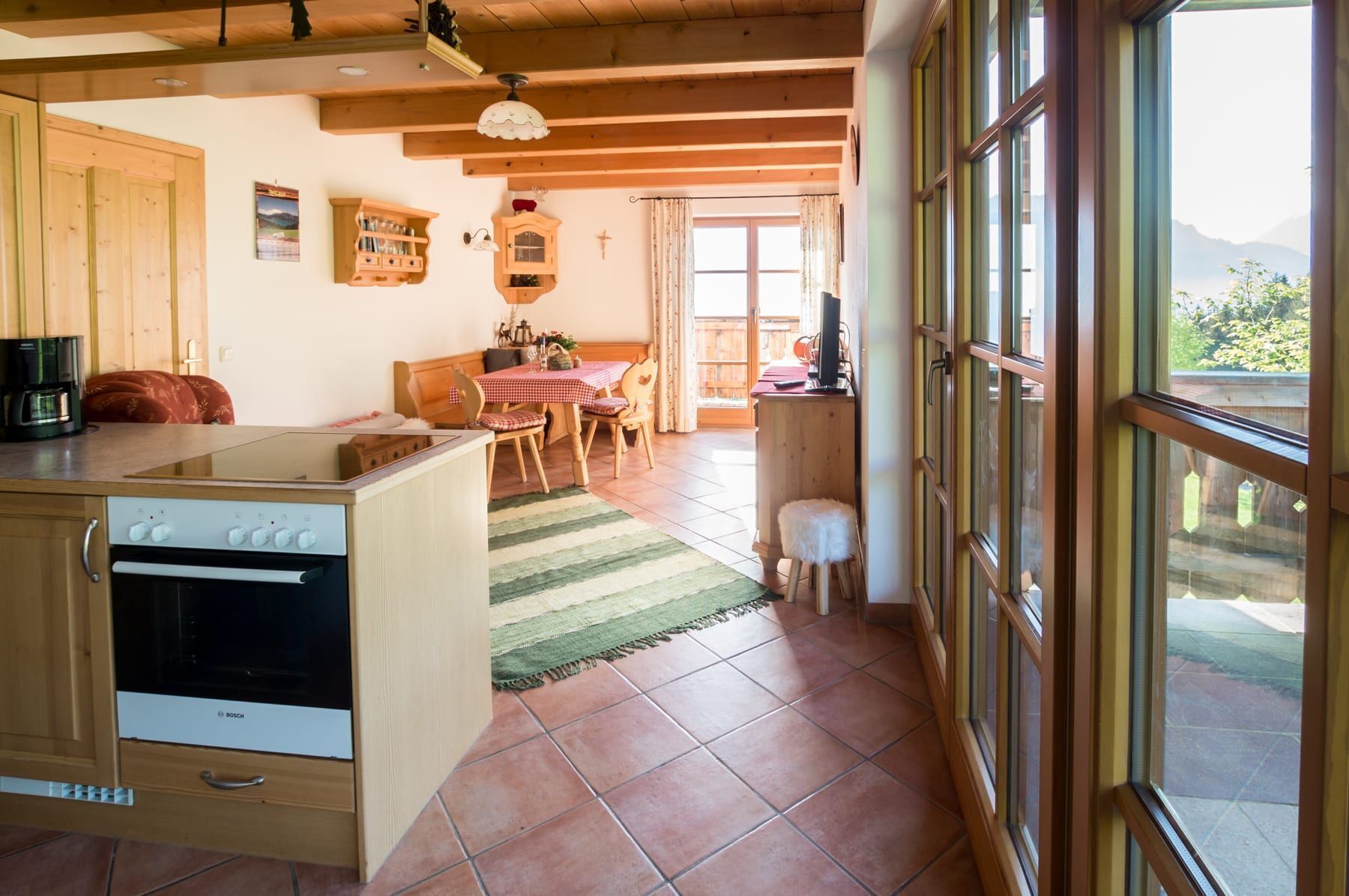 Jääkaappi, mikroaaltouuni, uuni, astianpesukone