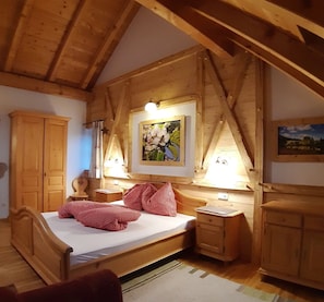 1 bedroom, desk, travel cot, WiFi