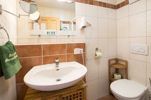 Een haardroger, handdoeken, zeep, toiletpapier